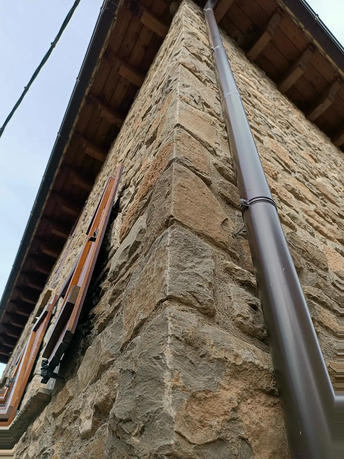 Contrapicado de la esquina de piedra con canalón