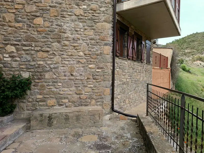 Terraza con barandilla de forja junto a la fachada