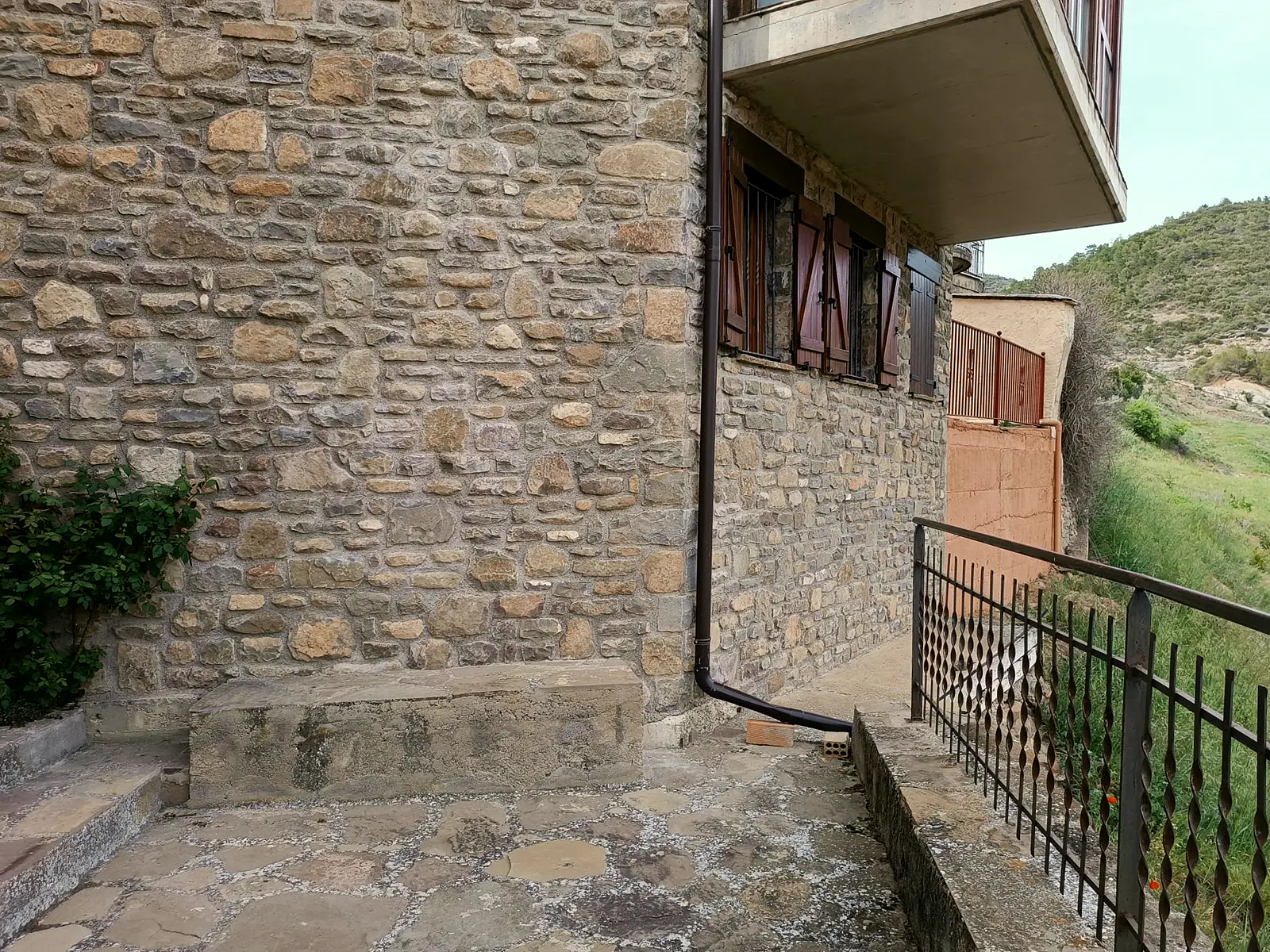 Terraza con barandilla de forja junto a la fachada