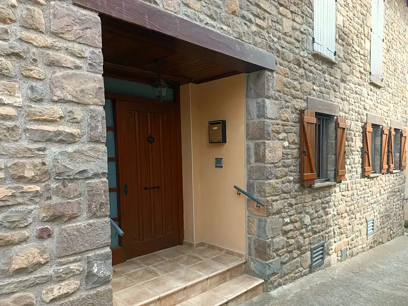 Portal de entrada con puerta de madera