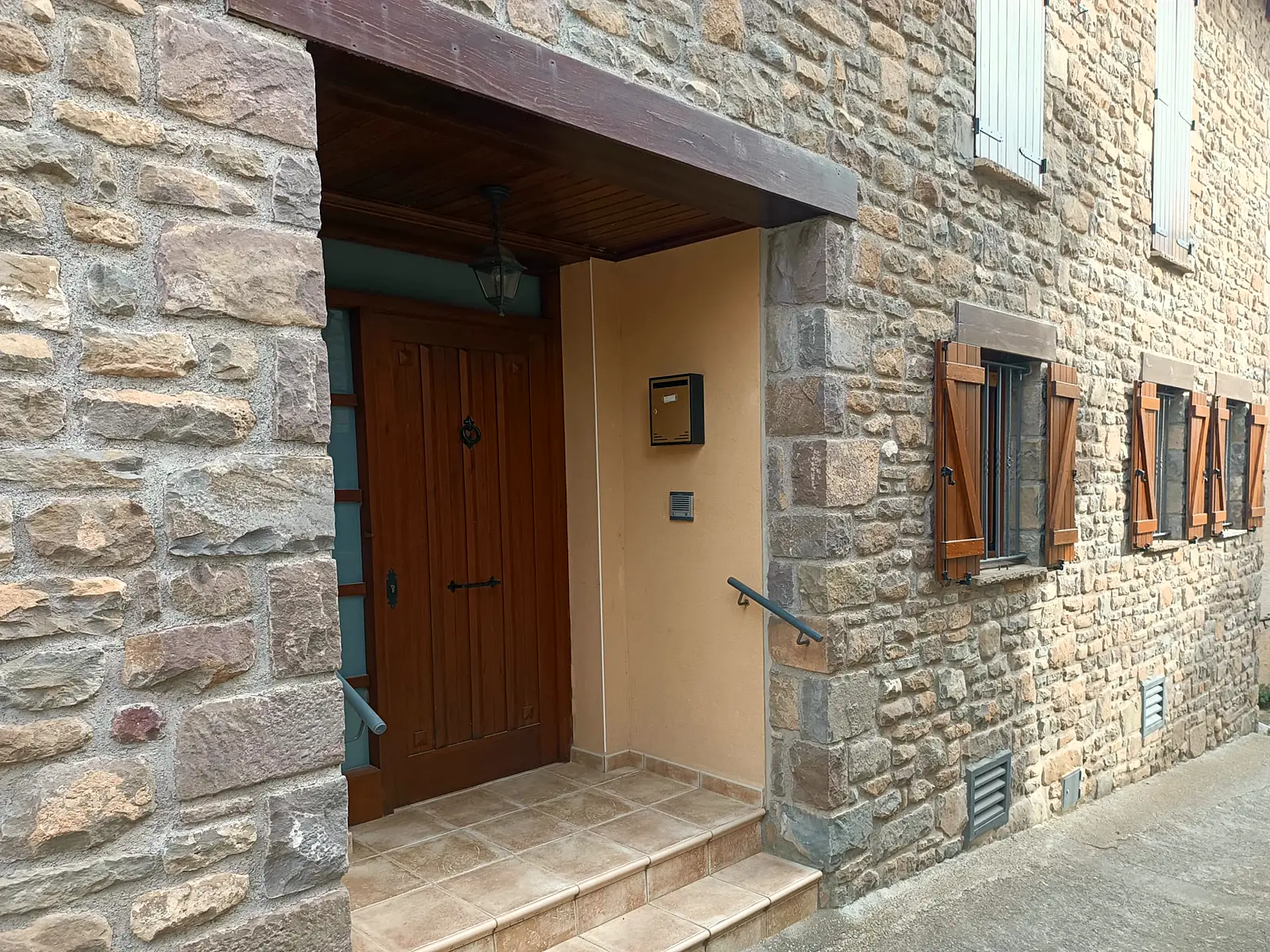 Portal de entrada con puerta de madera