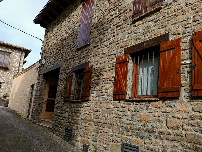 Calle con las ventanas y contraventanas de la fachada