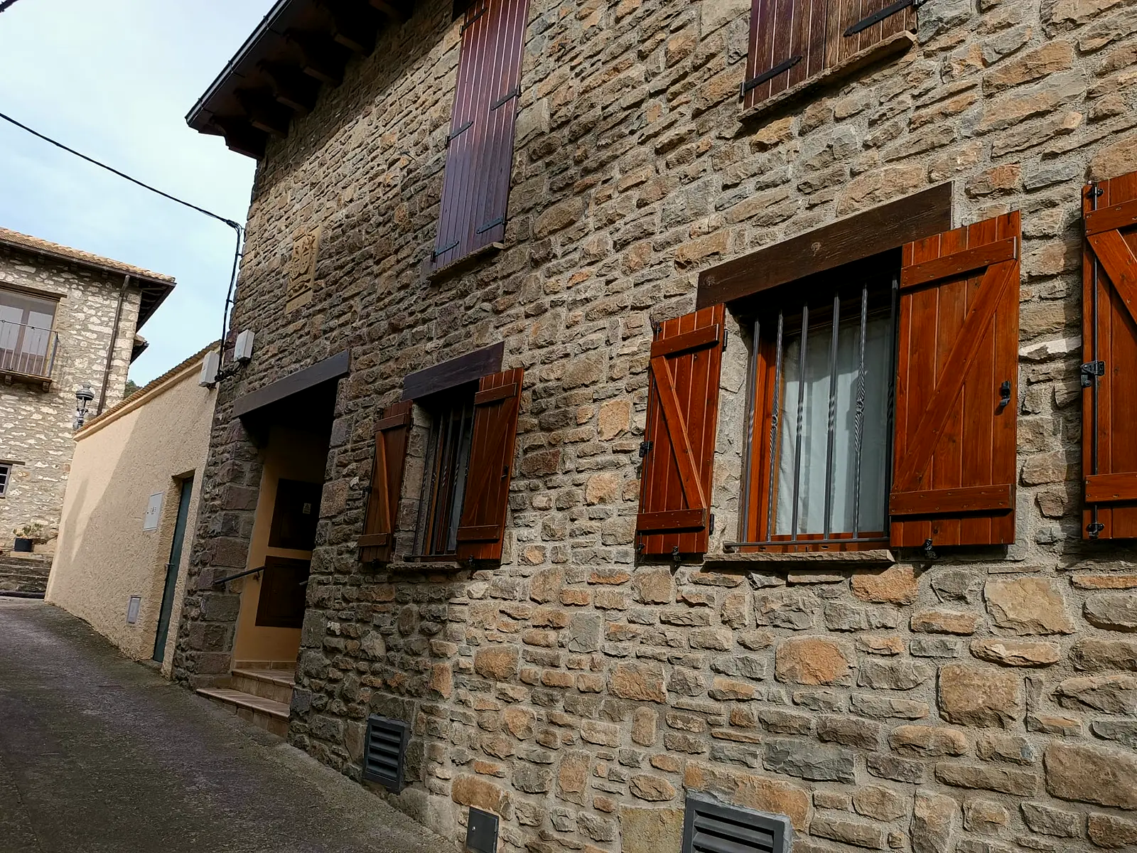 Calle con las ventanas y contraventanas de la fachada
